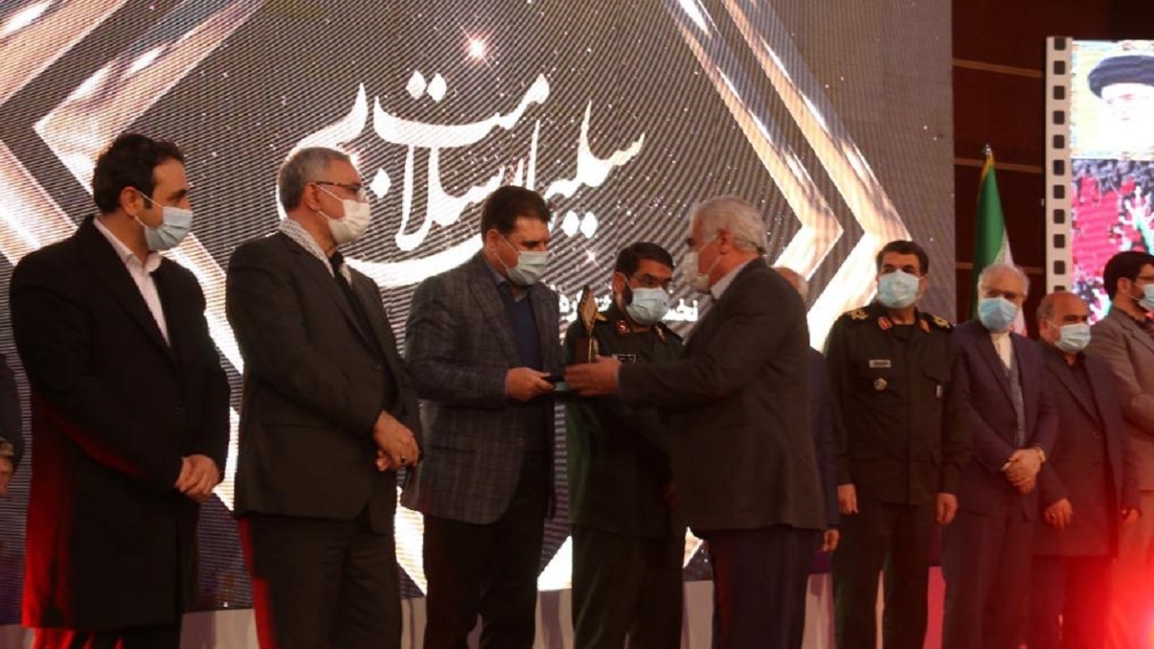 تندیس جشنواره "سلیمان سلامت " در دستان مستند ساز کردستانی