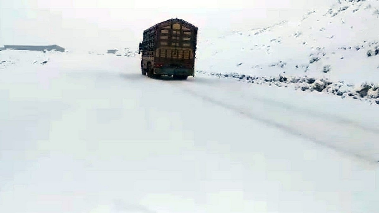 بارش برف شدید در گذرگاه سالنگ شمالی و جنوبی + فیلم