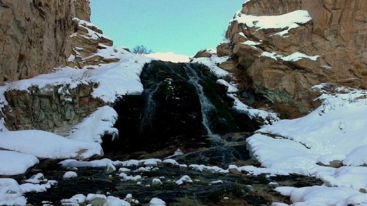 نمایی از آبشار شکرآب روستای آهار در یک روز برفی + تصاویر