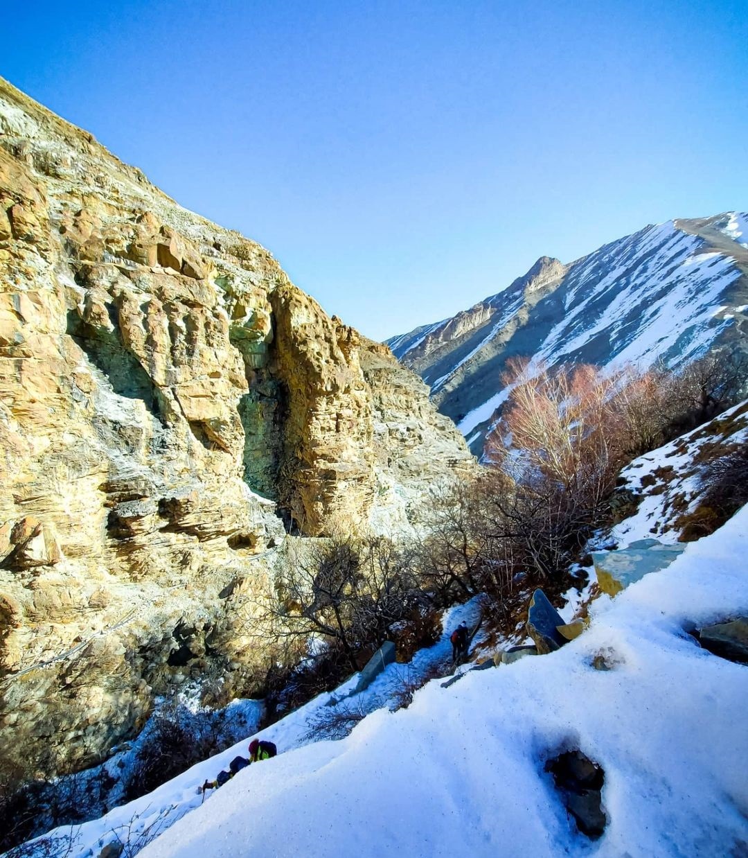 یک روز برفی آبشار شکرآب در روستای آهار از
