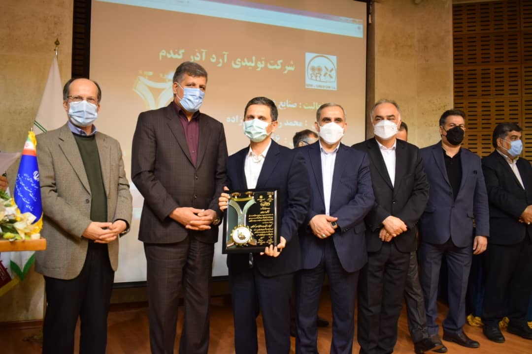 اهدای تندیس زرین رعایت حقوق مصرف کنندگان گیلان به شرکت آبانگان مهر ایرانیان