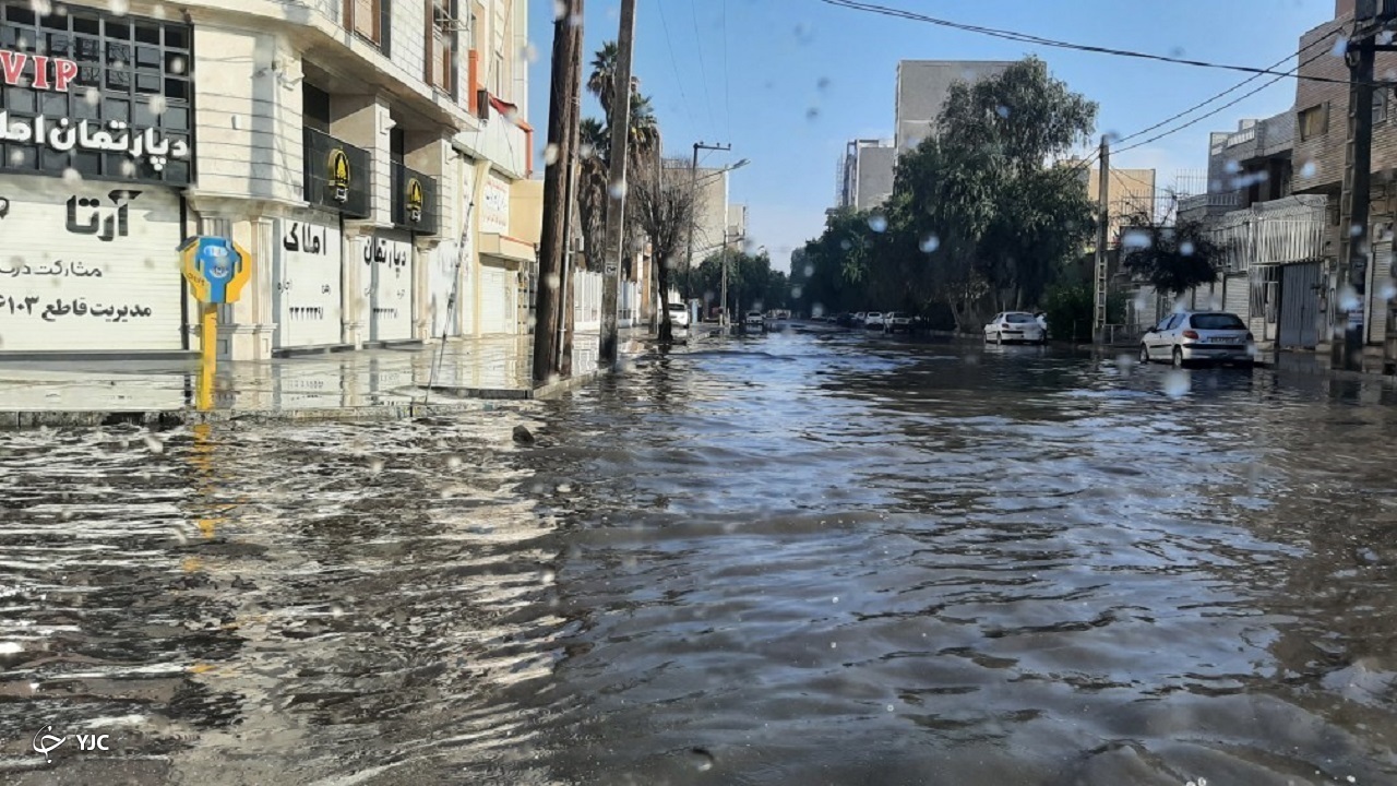 بیش از ۱۵ نقطه در اهواز دچار آبگرفتگی شدند/ بسیج نیرو‌های شهرداری و آبفا برای رفع مشکلات آبگرفتگی