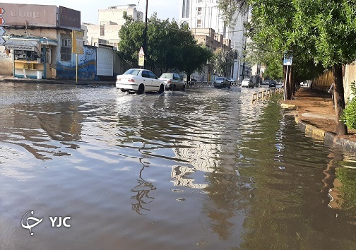 بیش از ۱۵&nbsp; نقطه در اهواز دچار آبگرفتگی شدند/ بسیج نیرو&zwnj;های شهرداری و آبفا برای رفع مشکلات آبگرفتگی