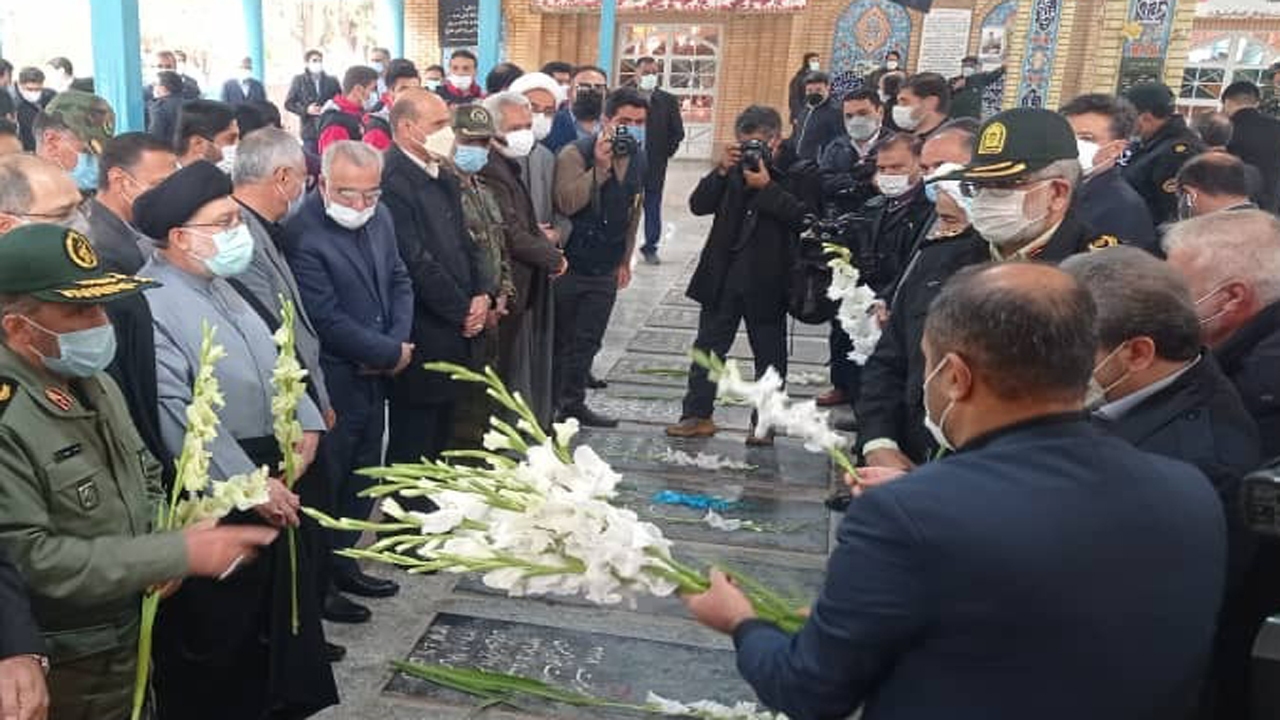 غبار روبی قبور شهدای مدافع حرم در شیراز