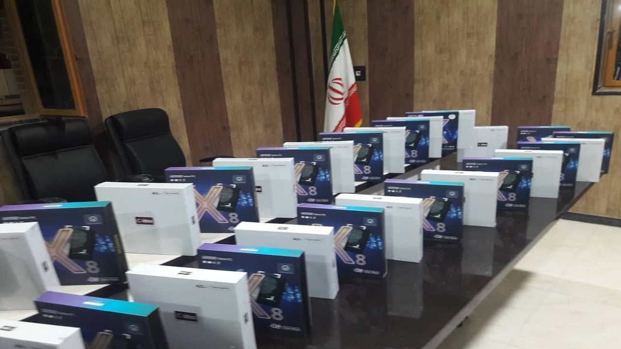 اهدای ۱۶۶ دستگاه تبلت به دانش‌آموزان نیازمند