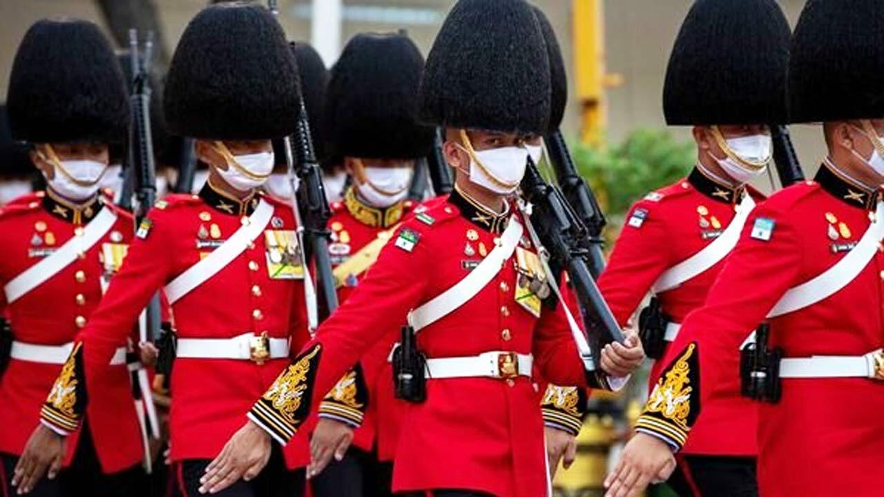 لحظه عبور گارد سلطنتی انگلیس از روی یک کودک + فیلم