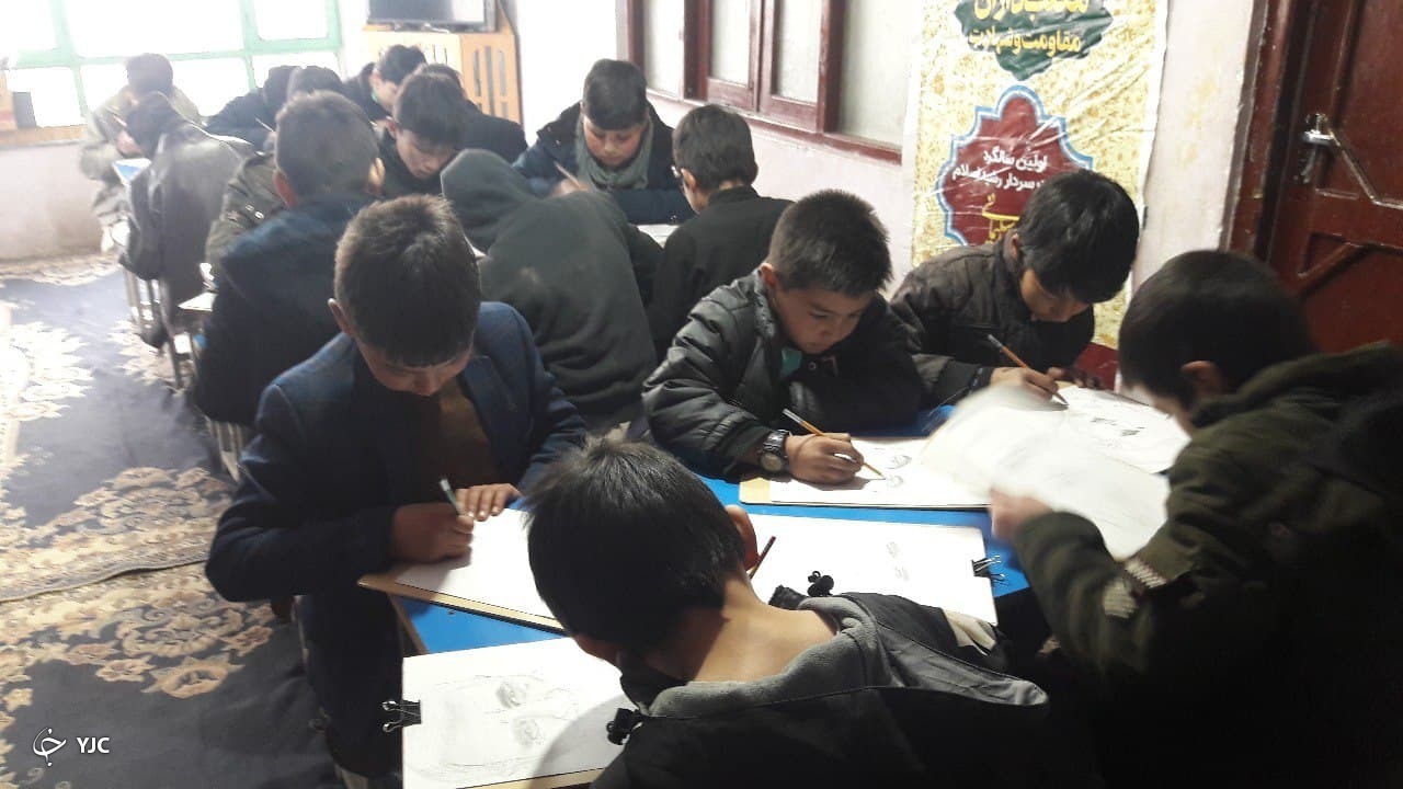 کودکان افغانستانی تصاویر شهید سلیمانی را نقاشی کردند + تصاویر