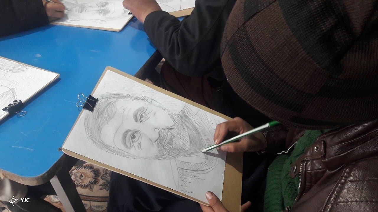 کودکان افغانستانی تصاویر شهید سلیمانی را نقاشی کردند + تصاویر