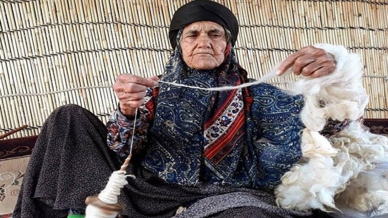 هنر نخ ریسی سنتی یکی از زنجیره‌های ارزش مهم بافته‌های کرمانشاه