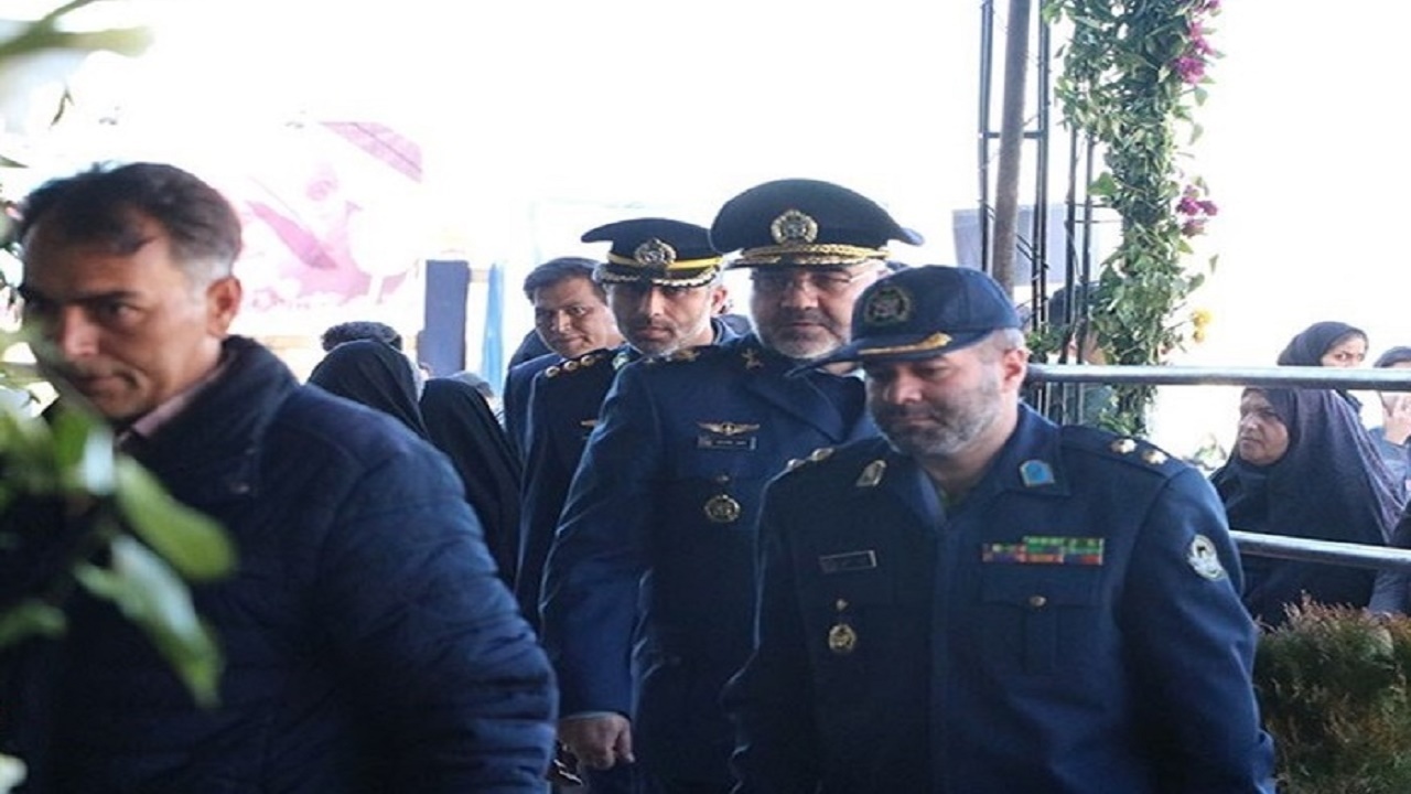 ادای احترام امیر سرتیپ خلبان واحدی به  شهید سلیمانی