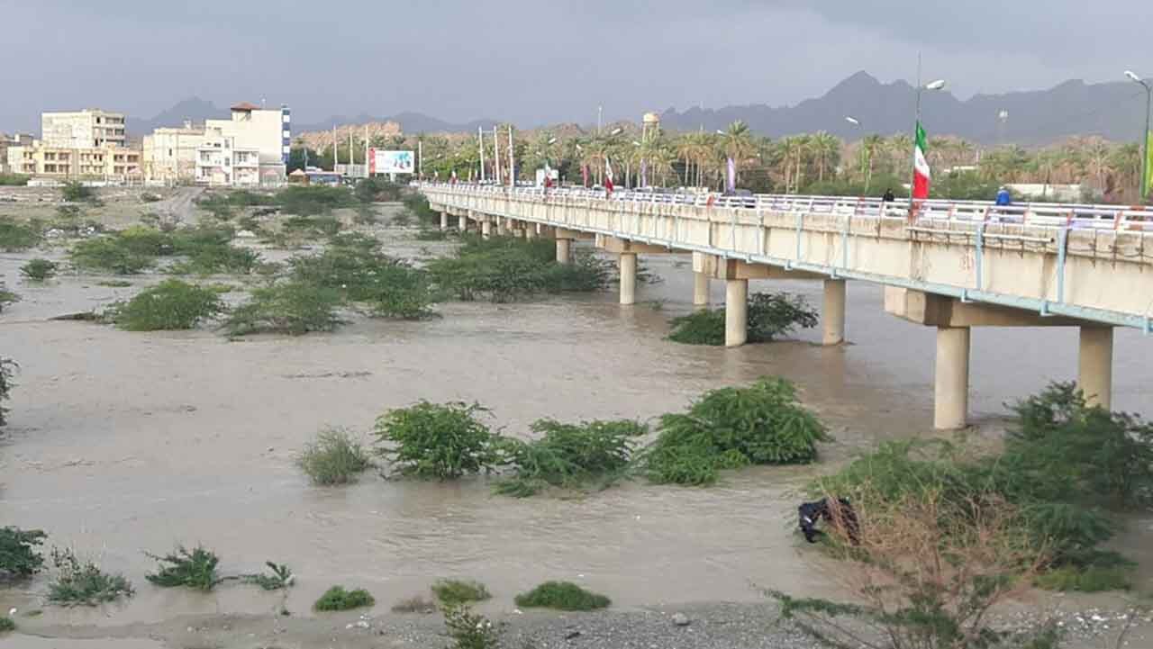 تردد از روی پل بسیج میناب ممنوع شد/فرمانداری شکستن پل را تکذیب کرد