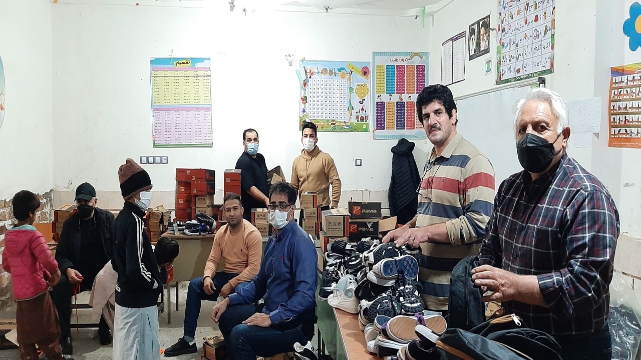 توزیع کفش و لوازم التحریر توسط قهرمانان کشتی در زاهدان