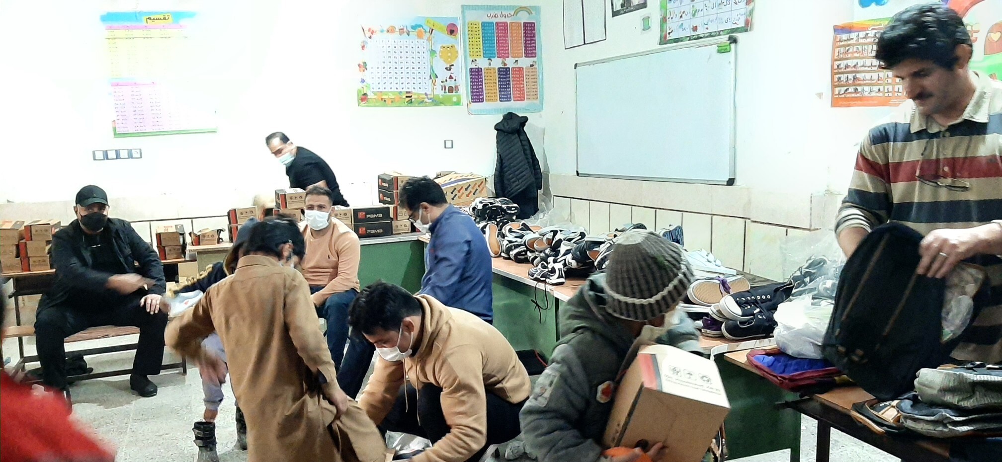 توزیع کفش و لوازم التحریر توسط قهرمانان کشتی در زاهدان