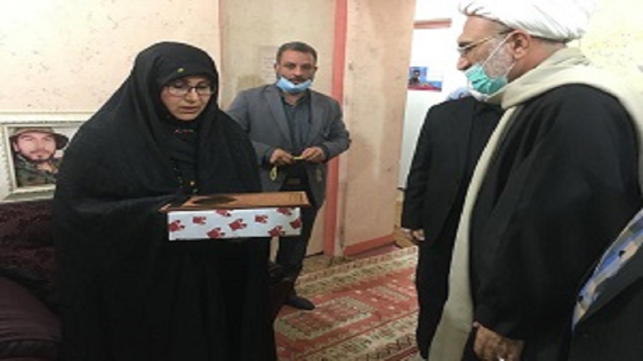 مسئولان با خانواده شهدای مدافعان حرم در آبادان دیدار کردند