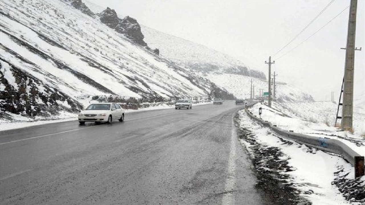 امدادرسانی راهداران کهگیلویه وبویراحمد به خودروهای گرفتار در برف