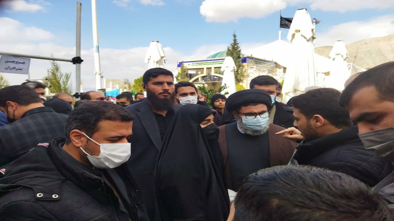 حضور معاون سید حسن نصرالله وخانواده شهید سلیمانی در گلزار شهدای کرمان + تصویر