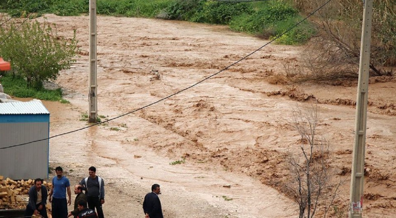 غافلگیری اهالی روستای منوجان از بارندگی شدید و رانش زمین + فیلم