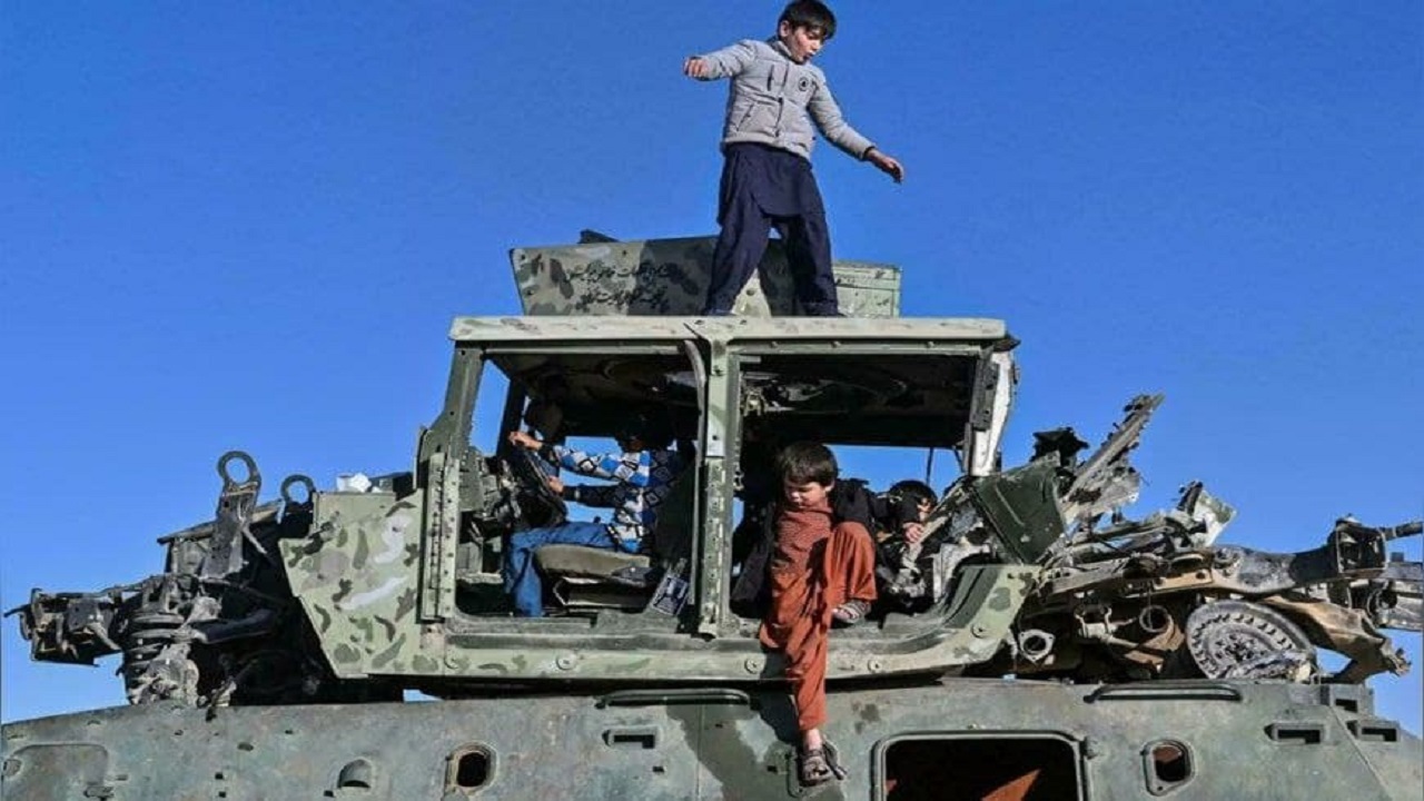 طالبان در غزنی تجهیزات نظامی به جامانده از آمریکا و ناتو را به نمایش گذاشتند