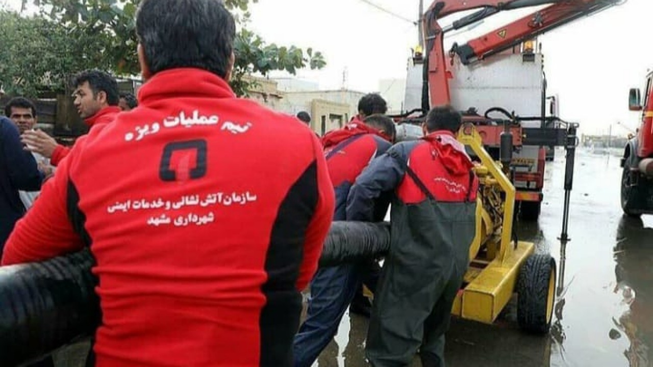 آتش نشانی مشهد به کمک مردم کنارک رفت+ عکس