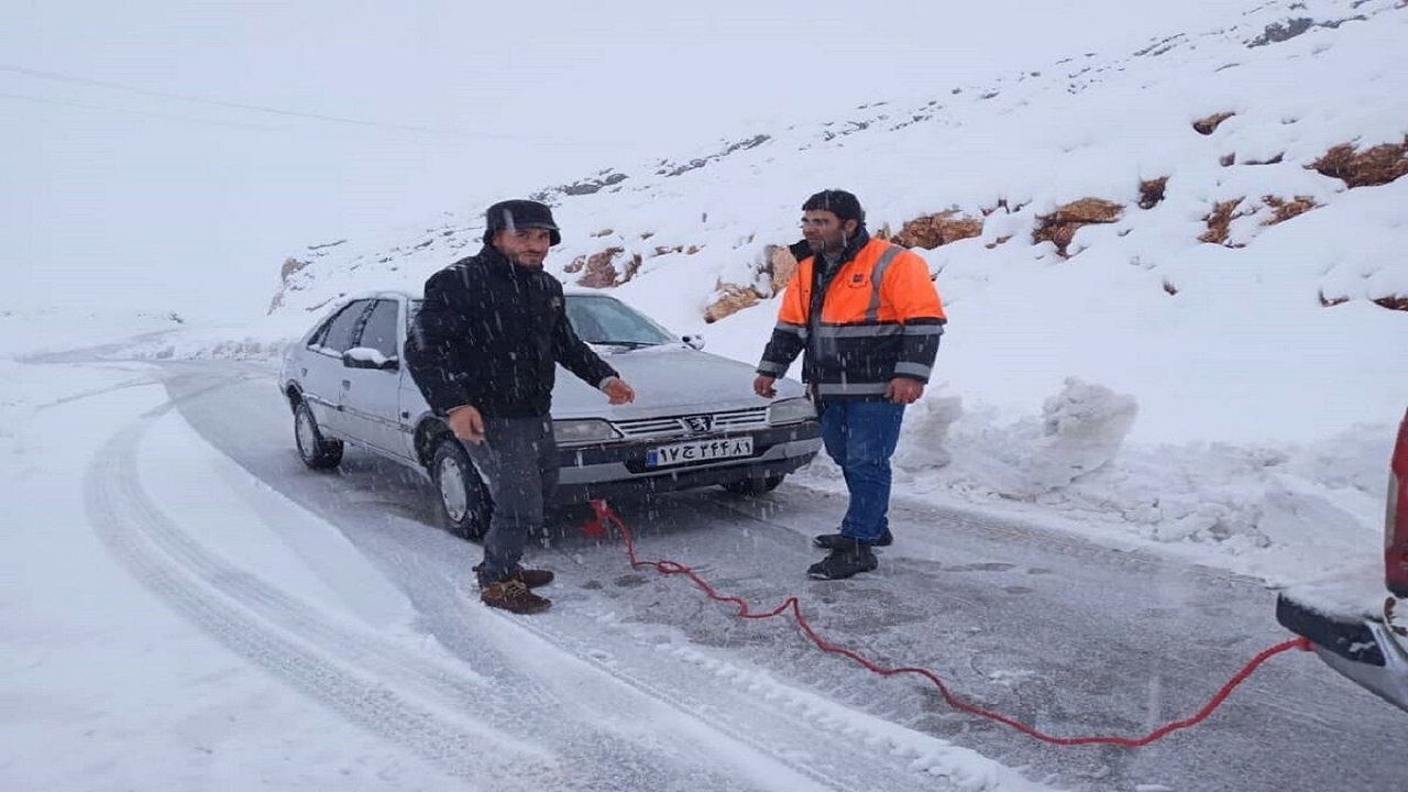 امدادرسانی به ۸۰ مسافر گرفتار در برف خراسان رضوی