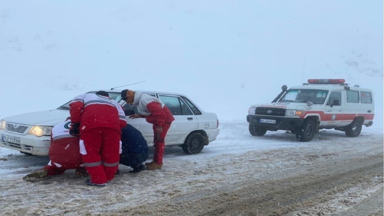 نجات گرفتاران در برف و کولاک در جاده‌های استان سمنان