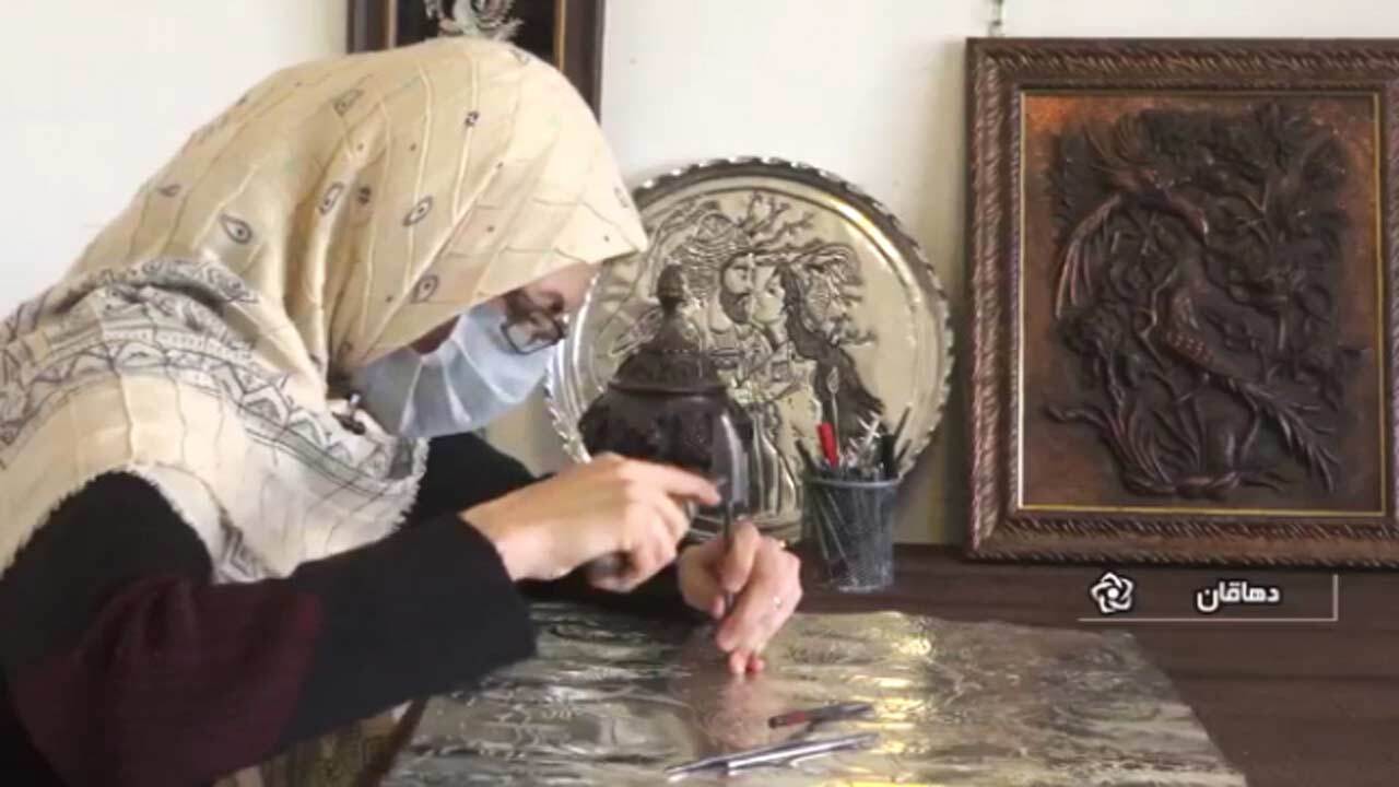 هنر ظریف دستان یک بانوی ایرانی بر روی فلزات + فیلم