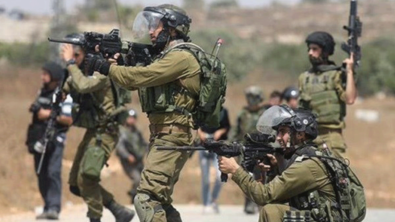 زمین خوردن سرباز اسرائیلی در درگیری با جوانان فلسطینی + فیلم