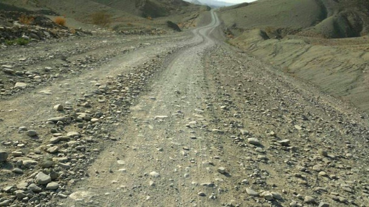 نارضایتی اهالی روستای کشمیگی از آسفالت جاده + فیلم