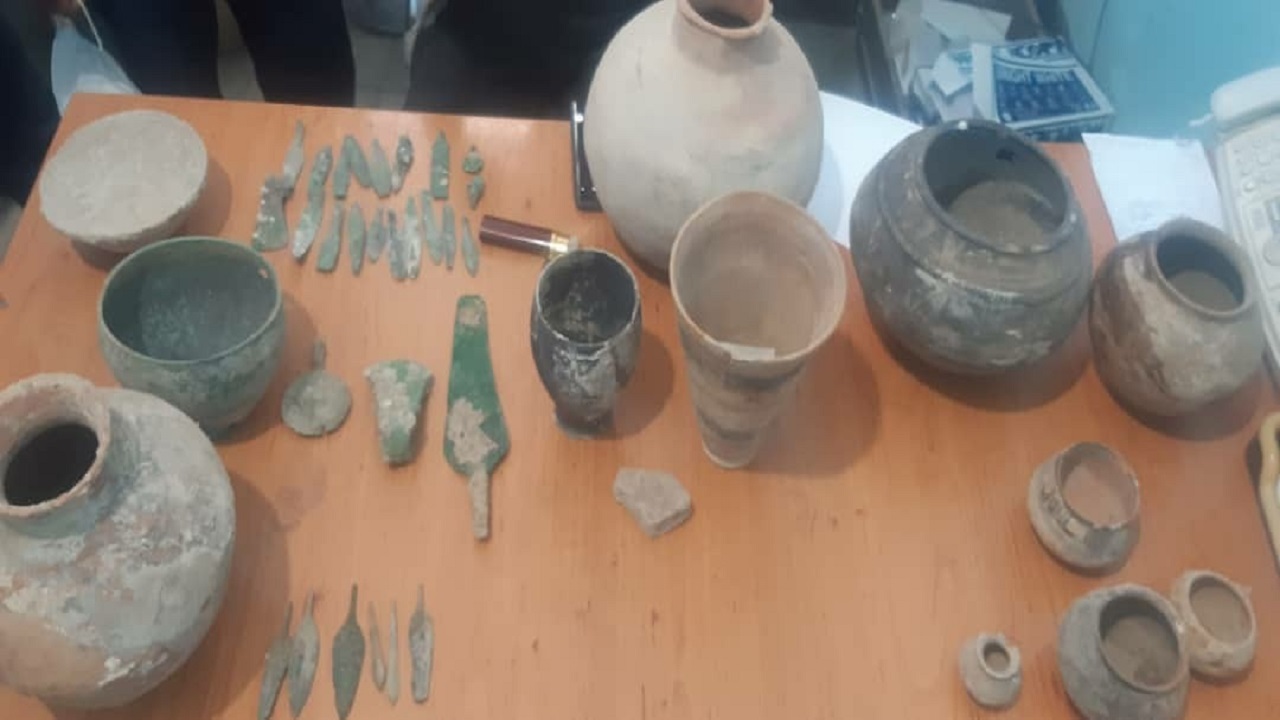 اهدای ۴۲ شی با قدمت تاریخی زیاد به یگان حفاظت میراث فرهنگی