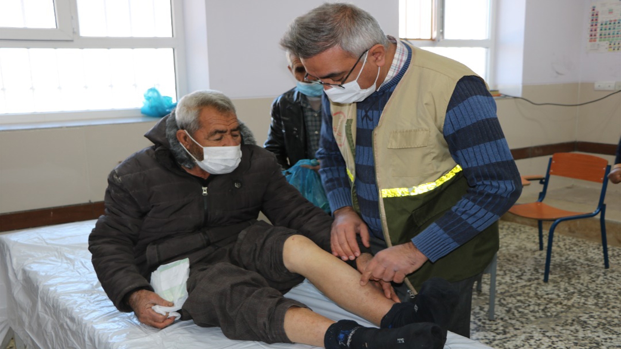 خدمات دهی رایگان درمانی در روستای رُمقان کوهمره سرخی/ ۲۰۰ نفر ویزیت رایگان شدند