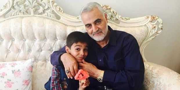 وقتی شهید حاج قاسم سلیمانی ۴ ساعت پشت درب اتاق عمل در انتظار نوه شهید مغفوری ماند
