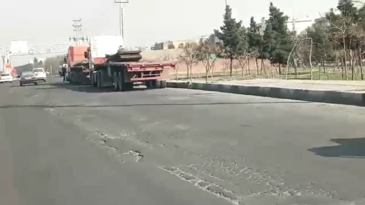 گلایه رانندگان از بی‌توجهی مسئولان به روکش آسفالت بزرگراه آزادگان + فیلم