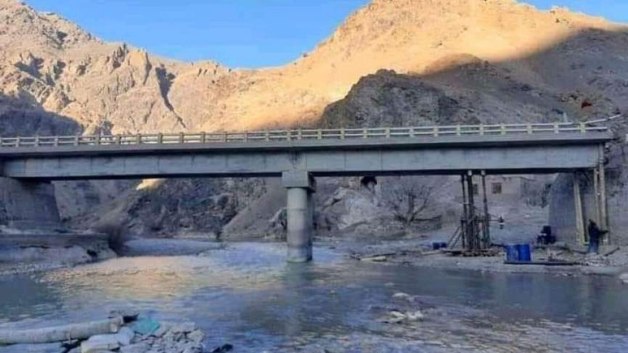 بازسازی پل کمنج در ولایت غور  در حال تکمیل است
