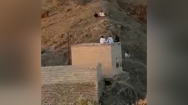 کوه‌‌‌نوردی برای دسترسی به اینترنت و شرکت در کلاس‌های مجازی + فیلم