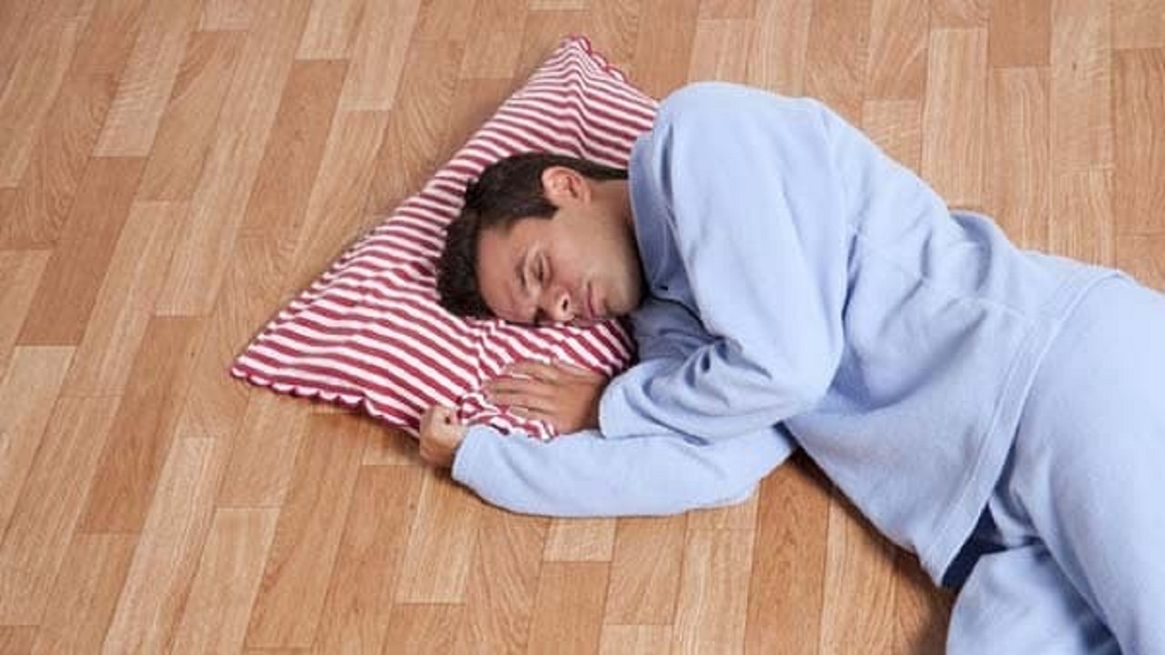خوابیدن روی زمین مضر است یا مفید؟
