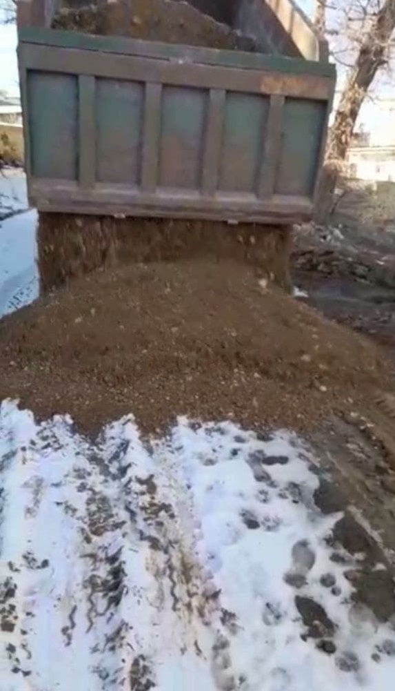 بهسازی معابر با همت اهالی روستای خروس دره + تصاویر