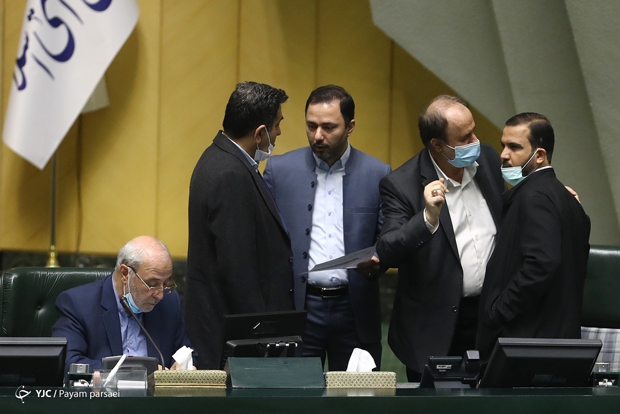 مشخص نبودن برنامه دولت برای روز&zwnj;های بعد از حذف ارز ۴۲۰۰/ افزایش حقوق کارکنان در سال آینده صرفا ۳ درصد است/