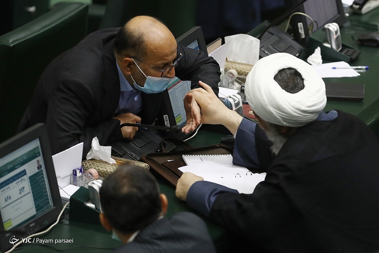 مشخص نبودن برنامه دولت برای روز&zwnj;های بعد از حذف ارز ۴۲۰۰/ افزایش حقوق کارکنان در سال آینده صرفا ۳ درصد است/