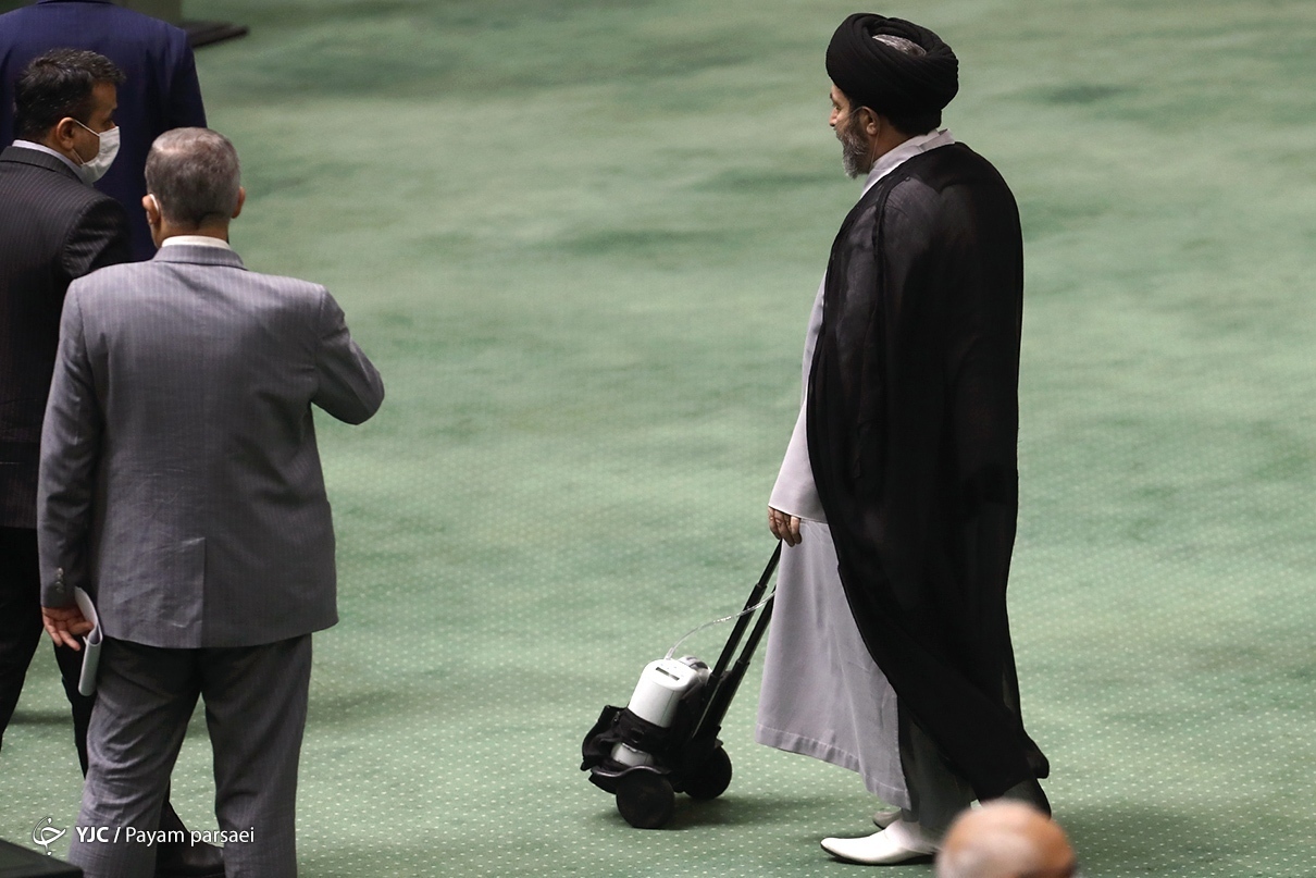 مشخص نبودن برنامه دولت برای روز&zwnj;های بعد از حذف ارز ۴۲۰۰/ افزایش حقوق کارکنان در سال آینده صرفا ۳ درصد است/