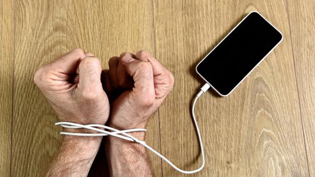 اعتیاد به تلفن همراه و عواقب آن