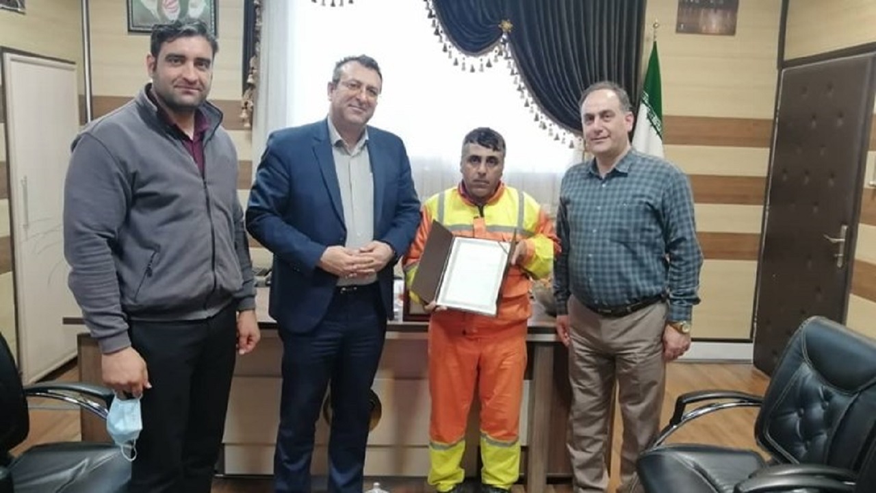 پاکبان امانت‌دار قمی چک مفقودی را تحویل صاحبش داد