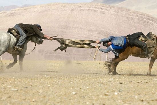 بازی&zwnj;های عجیب و خطرناک مردم کشور&zwnj;های مختلف