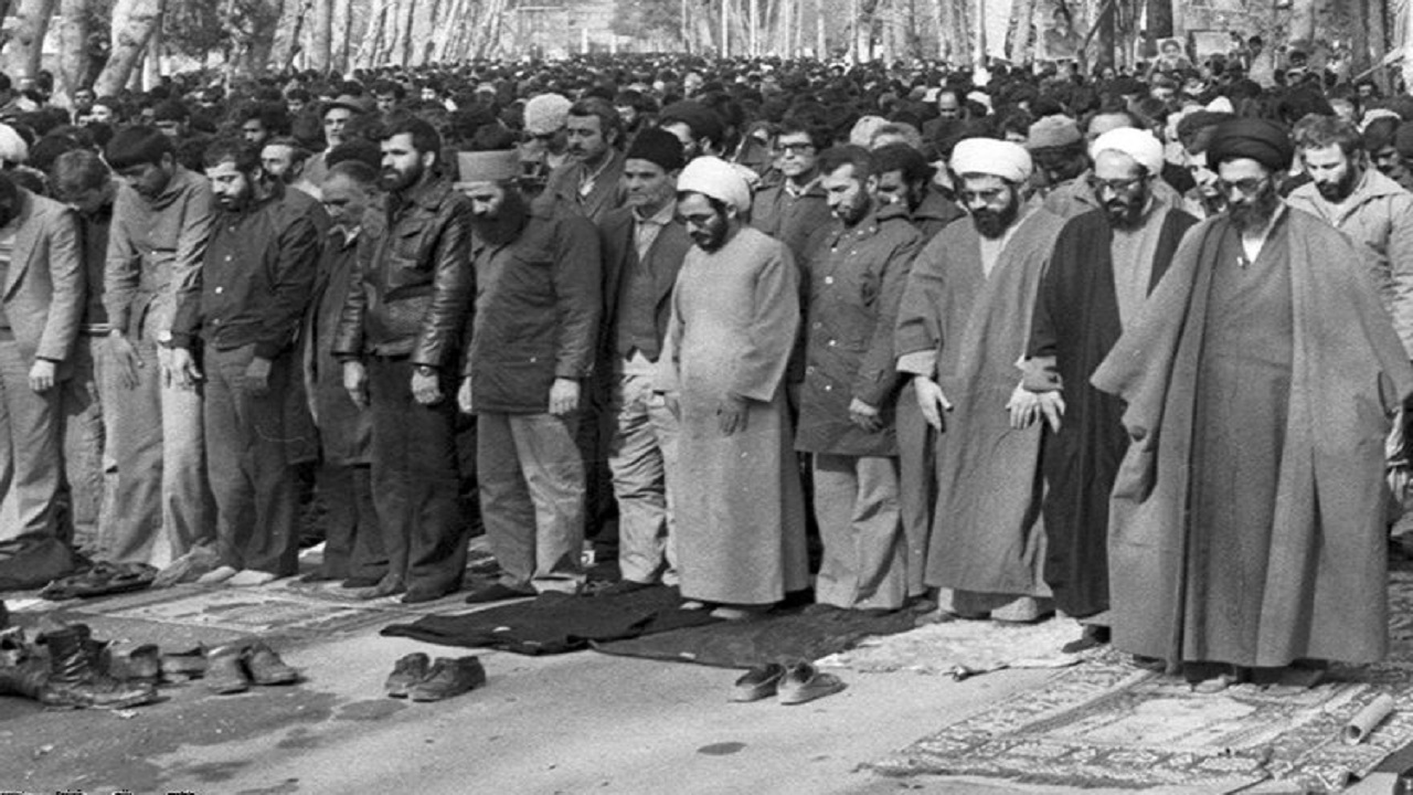 روایتی از یک قرار هفتگی/ آیت‌الله خامنه‌ای ۴۲ سال پیش امام جمعه تهران شدند