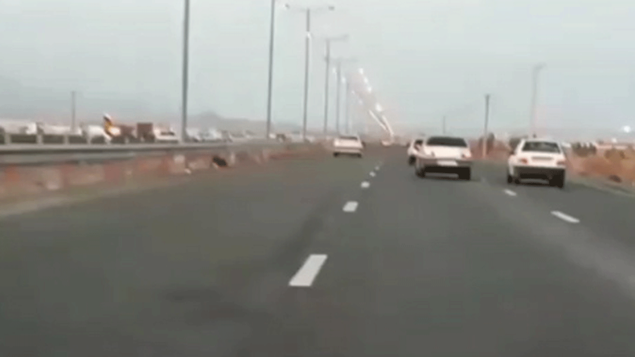 لحظه انحراف پژو ۴۰۵ در جاده کلاته زاهدان + فیلم