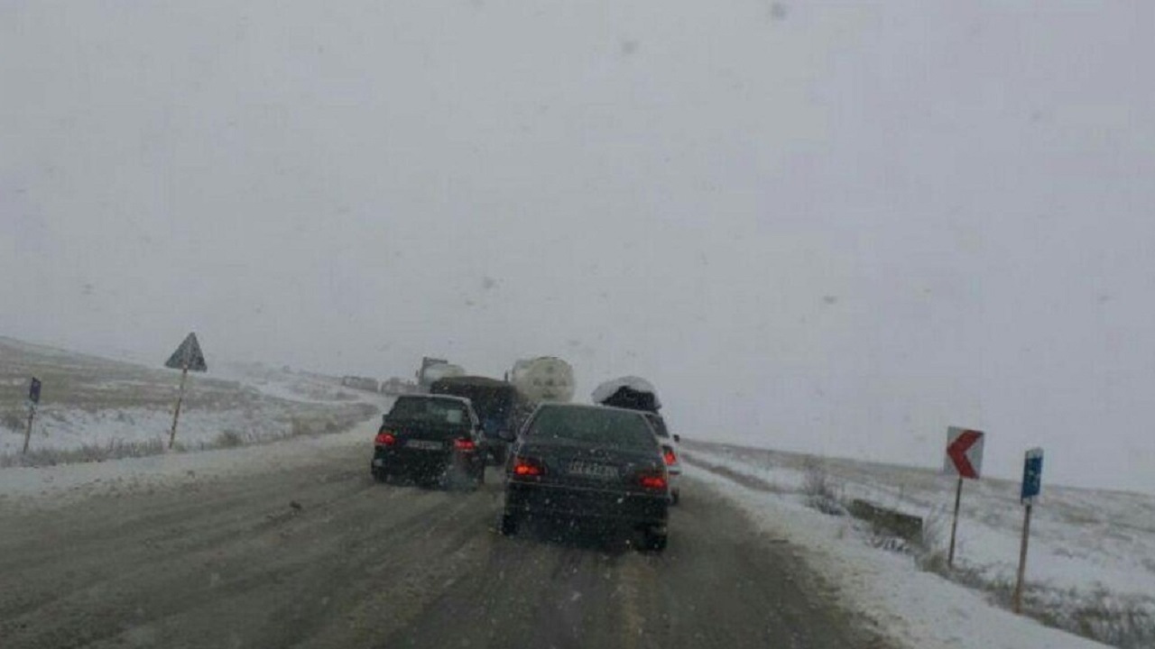 امداد رسانی به ۴۰ نفر در جاده‌های برفی استان مرکزی