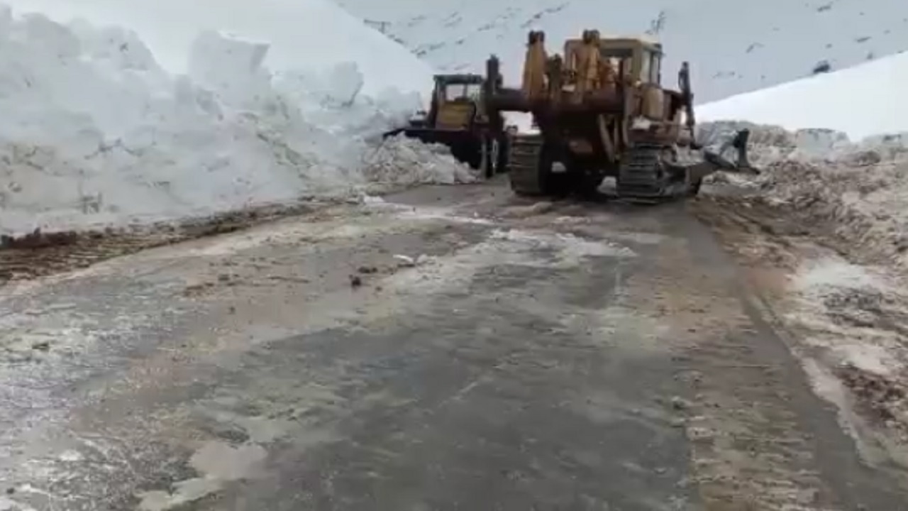 بازگشایی محور گردنه چری با تلاش راهداران+ فیلم