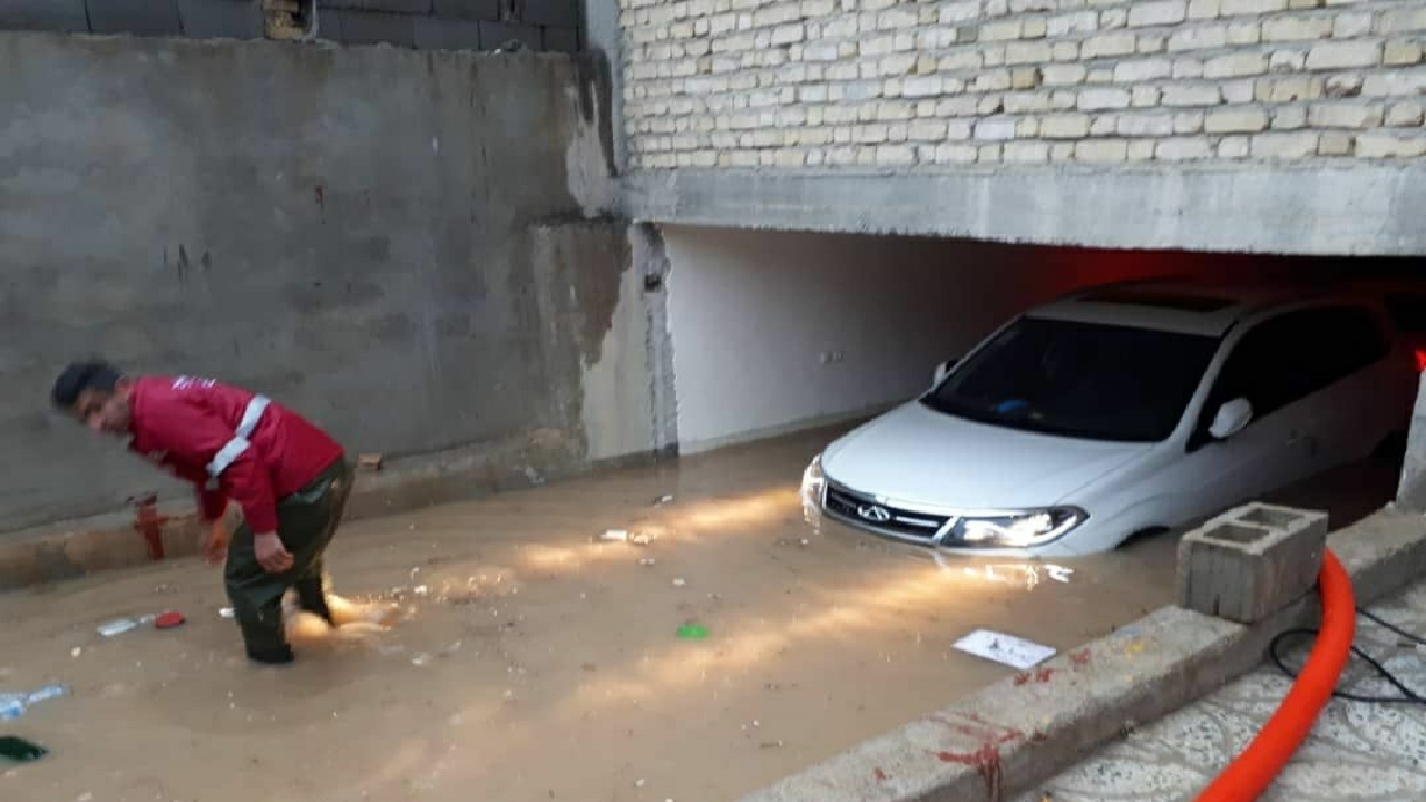 تخلیه آبگرفتگی ها در یاسوج به کمک ماموران آتش نشانی