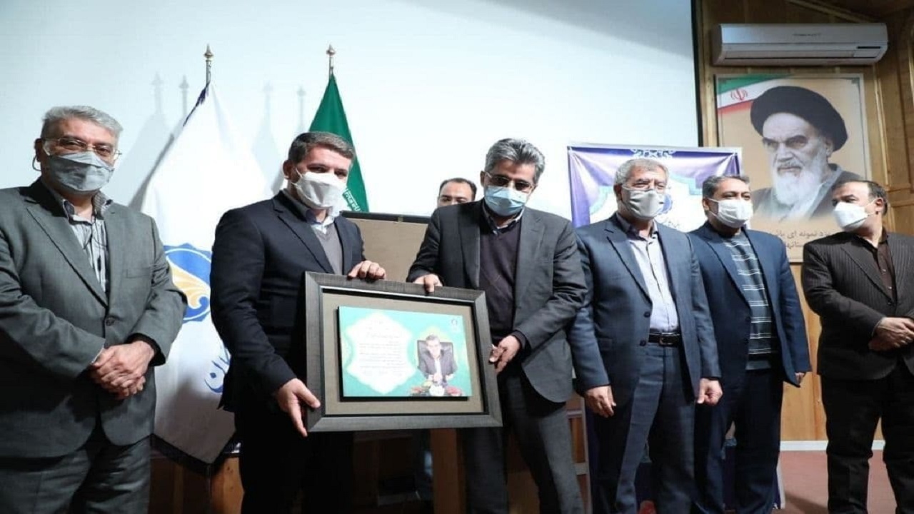اعطای لوح تقدیر محقق و کارآفرین برتر به مدیر عامل گروه تعاونی پیشگامان یزد
