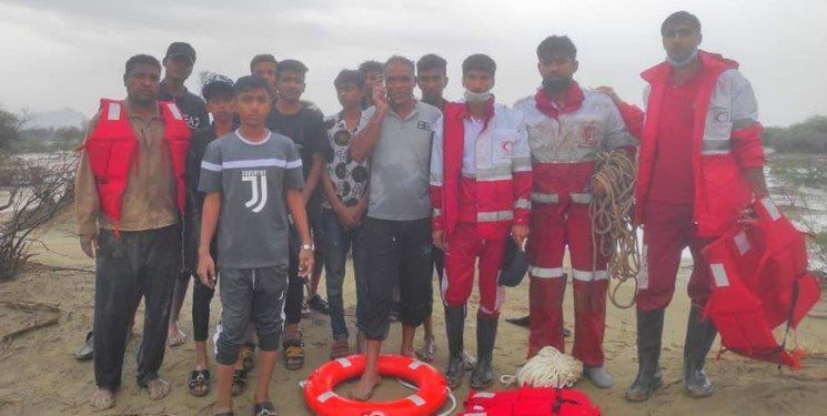 نجات ۱۱ دانش آموز مینابی گرفتار در سیلاب