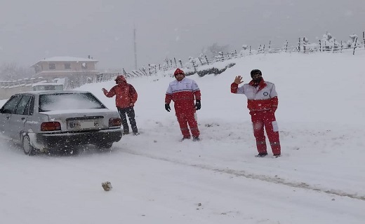 امدادرسانی هلال احمر گیلان در برف و سرما